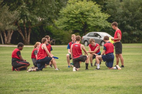 frisbee-huddle
